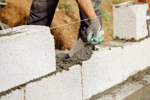 close-up de trabalhador da construção civil constrói parede de tijolos - building activity block human hand house - fotografias e filmes do acervo