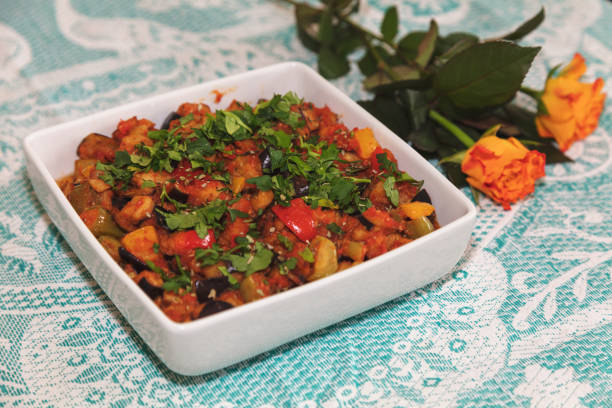 традиционная турецкая закуска саксука, баклажанный салат - light vegetarian food garlic spice стоковые фото и изображения