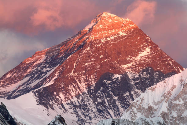 nothern e volti occidentali dell'everest durante il tramonto, visti da gokyo ri, nepalese. - mountain alpenglow glowing lake foto e immagini stock