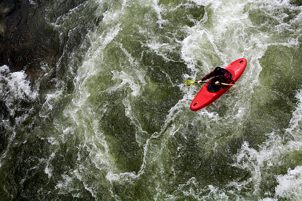 wildwasser-kanufahren - wildwasserkanufahren stock-fotos und bilder