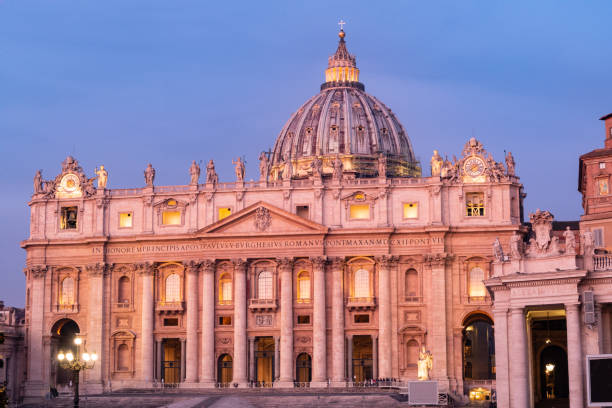 piazza san pietro e basilica di san pietro di notte, città del vaticano, patrimonio mondiale dell'unesco, roma, lazio, italia, europa - st peters square foto e immagini stock