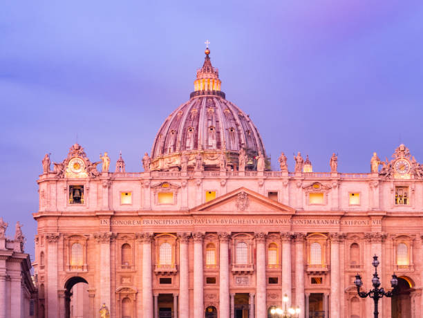 piazza san pietro e basilica di san pietro di notte, città del vaticano, patrimonio mondiale dell'unesco, roma, lazio, italia, europa - st peters square foto e immagini stock