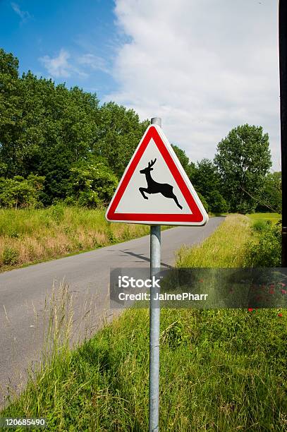 Deer Crossing Stockfoto und mehr Bilder von Abstrakt - Abstrakt, Baum, Dreieck