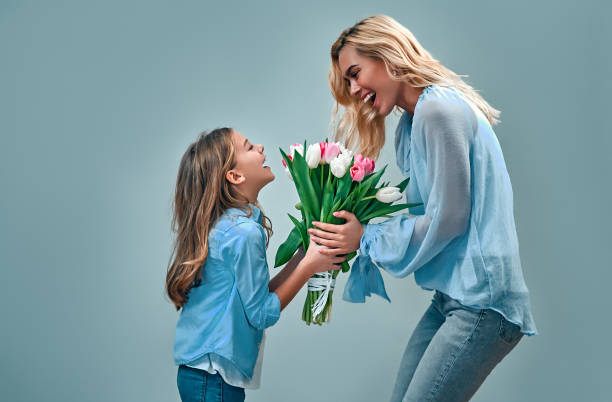 wiosenne wakacje - flower spring bouquet child zdjęcia i obrazy z banku zdjęć