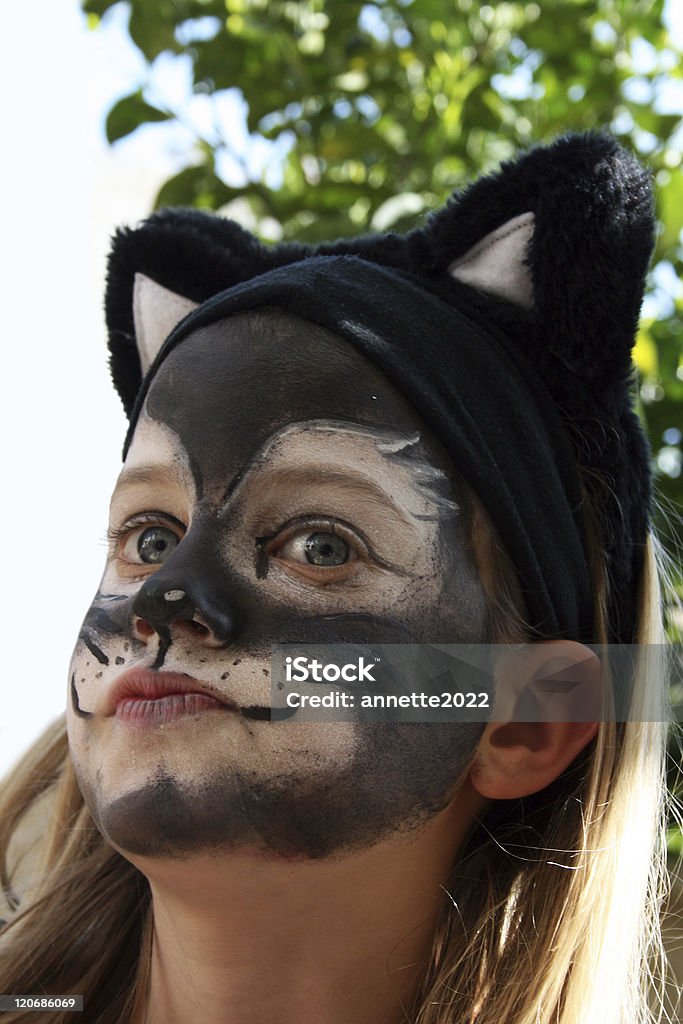 Chica disfrazado un gato - Foto de stock de Cara humana libre de derechos