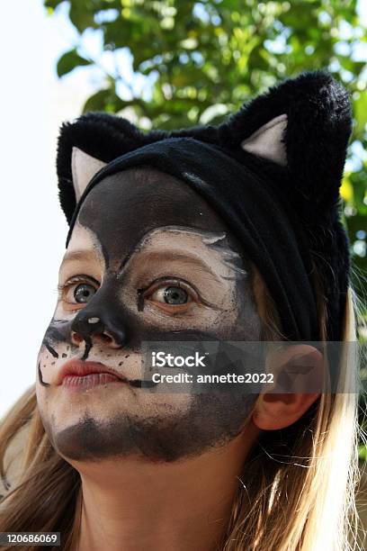 Chica Disfrazado Un Gato Foto de stock y más banco de imágenes de Cara humana - Cara humana, Carnaval, Celebración universitaria de carnaval