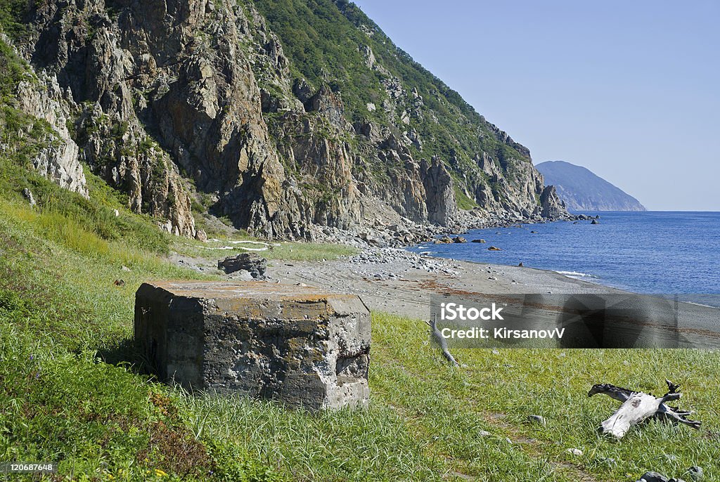 Old pillbox em seacoast - Foto de stock de Abrigo royalty-free