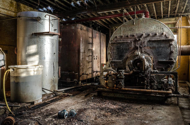 zardzewiała maszyna ze zbiornikiem na wodę w warunkach przemysłowych - rusty storage tank nobody photography zdjęcia i obrazy z banku zdjęć