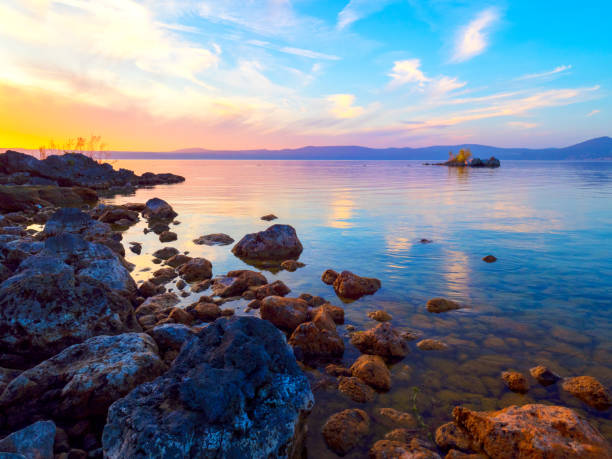 impresionante puesta de sol en el lago bracciano, italia - bracciano fotografías e imágenes de stock