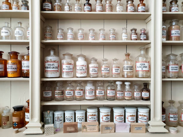 Tarros químicos en la antigua farmacia - foto de stock