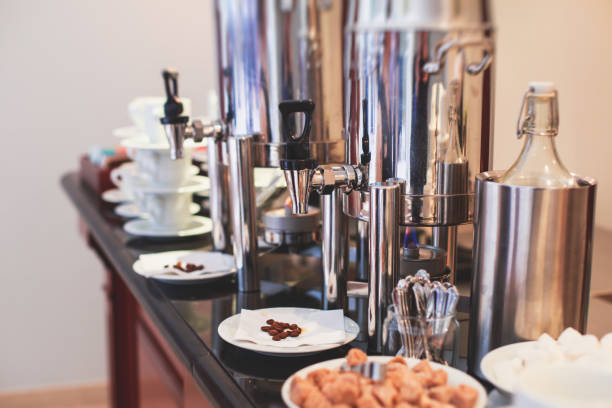 set de coffee break en el hotel durante la reunión de conferencias, con set de té y café - meeting business breakfast seminar fotografías e imágenes de stock