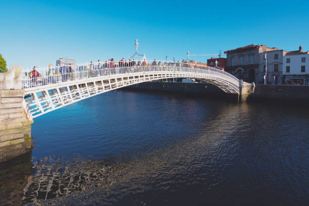 pont de ha’penny et fleuve de liffey à dublin, irlande - dublin ireland bridge hapenny penny photos et images de collection