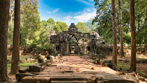 место храма преах хана среди древних руин индуистского храмового комплекса ангкор-ват в сиемреапе, камбоджа - wat blue ancient old стоковые фото и изображения