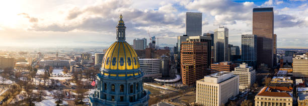 colorado state capitol building & the city of denver colorado at sunset.  montagne rocciose all'orizzonte - gold dome foto e immagini stock