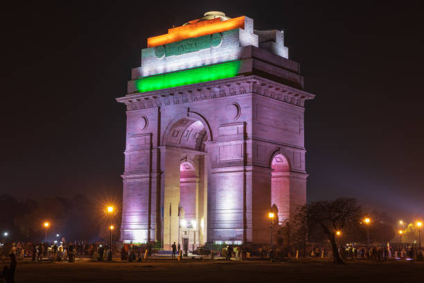 portão da índia em cores de bandeira nacional, iluminação noturna, nova dehli - india gate delhi new delhi - fotografias e filmes do acervo