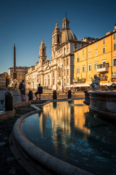 refleksje na piazza navona - statue vertical full length front view zdjęcia i obrazy z banku zdjęć