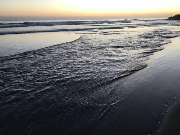 coucher du soleil avec les vagues bleues texturées - tide energy water textured photos et images de collection