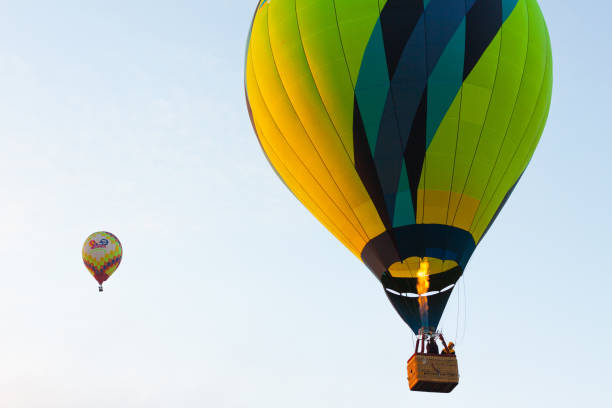 fai european hot balloon championship in spagna. palloncini in volo - jeanne foto e immagini stock