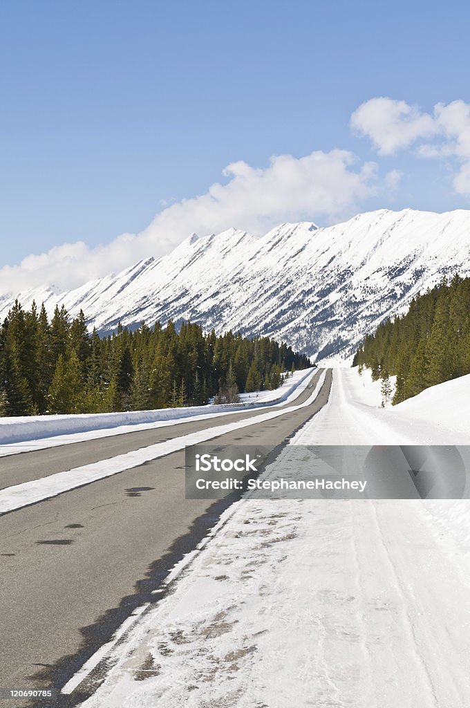 Single lane highway in den Bergen - Lizenzfrei Alles hinter sich lassen Stock-Foto