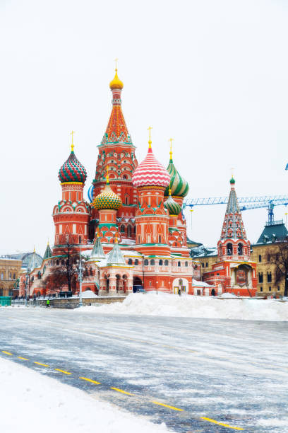 cattedrale di san basilio in inverno, mosca, russia - snow cupola dome st basils cathedral foto e immagini stock