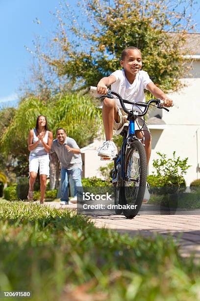 African American Rodziny Z Chłopiec Jazda Rower Szczęśliwych Rodziców - zdjęcia stockowe i więcej obrazów Chłopcy