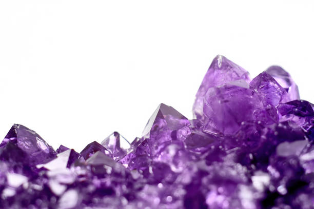 аметист кристаллов геоде изолированы на белом. - precious gem rough stone amethyst стоковые фото и изображения