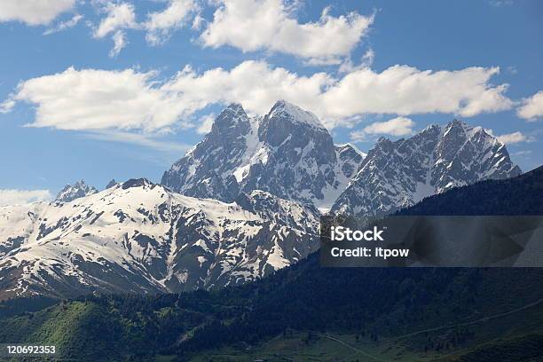 Photo libre de droit de Mt Ushba Mulakhi À Proximité Du Village Upper Svaneti En Géorgie banque d'images et plus d'images libres de droit de Arbre