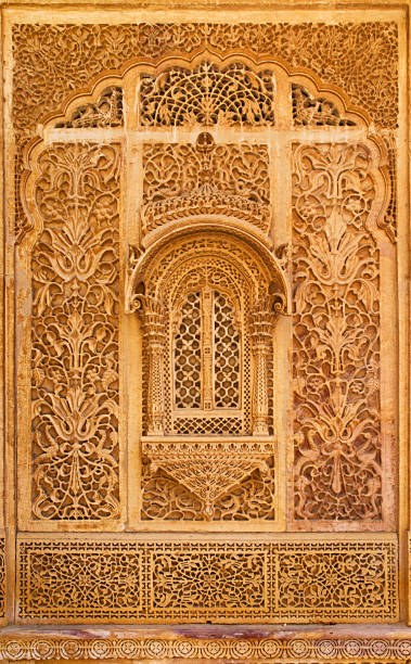 janela esculpida no palácio mandir, jaisalmer, rajasthan, índia - rajasthan india fort architecture - fotografias e filmes do acervo
