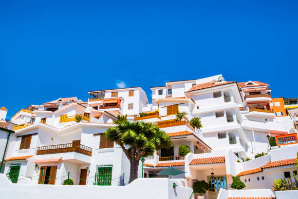 beautiful view of the traditional architecture of los cristianos, costa adeje and las americas, tenerife, canary islands, spain - playa de las américas imagens e fotografias de stock