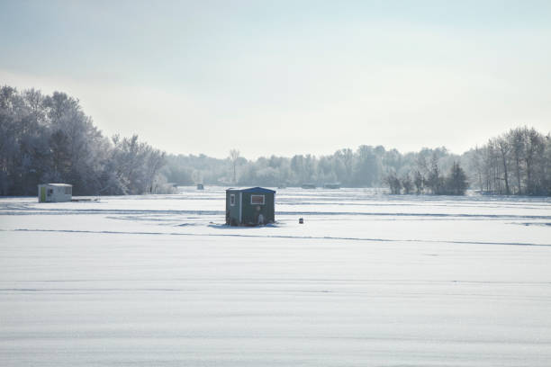 화창한 겨울 아침, 미네소타 호수의 얼음 낚시 판잣집 - ice fishing 뉴스 사진 이미지