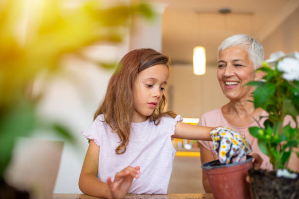 jardinería con niños - family grandmother multi generation family nature fotografías e imágenes de stock