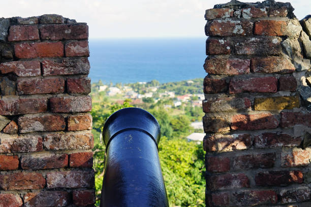 un canon à fort king george scarborough trinité-et-tobago - fort bay photos et images de collection