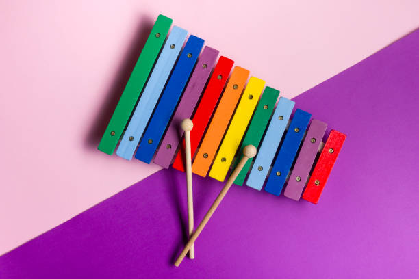 カラフルな子供の木製の木の木の木の木が白い背景に隔離 - xylophone ストックフォトと画像