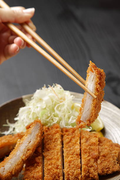 japanische pork schnitzel tonkatsu - tonkatsu stock-fotos und bilder