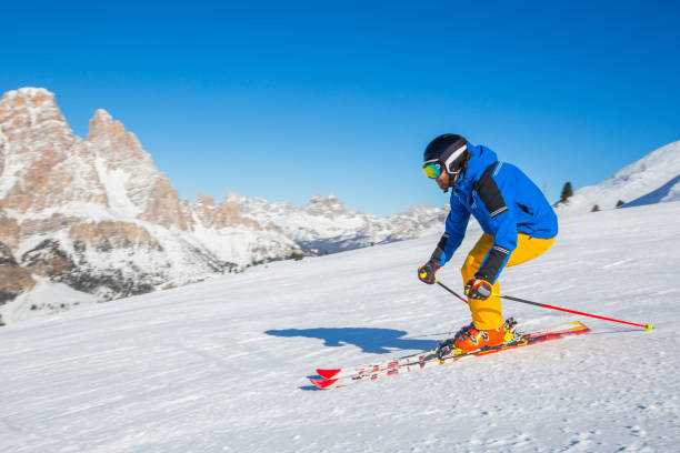 alpiner skifahrer auf piste bei cortina - cortina dampezzo stock-fotos und bilder