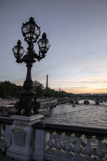エッフェル塔と夕日のアレクサンドル3世橋の複雑な街灯 - 象徴的なパリの背景 - paris france street light night bridge ストックフォトと画像