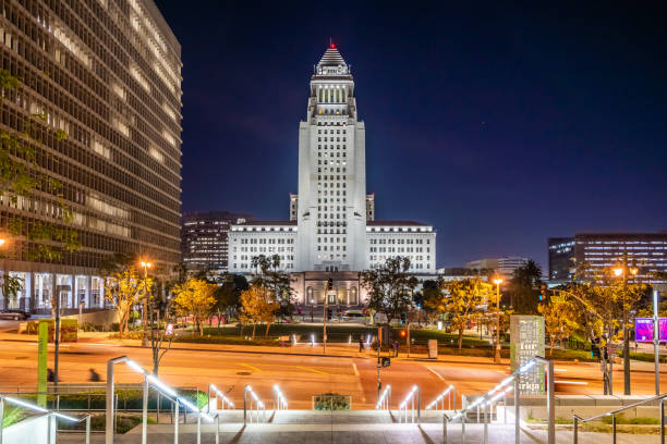 view of los angeles city hall at night - los angeles city hall imagens e fotografias de stock