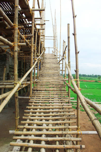 étapes en bambou pour la construction du travail de temple - house rural scene field residential structure photos et images de collection