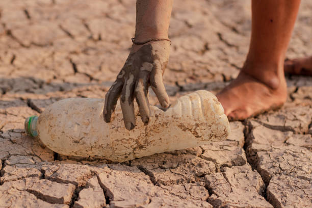 na suchym gruncie, nadziei koncepcyjnej i suszy - scarcity water people land zdjęcia i obrazy z banku zdjęć