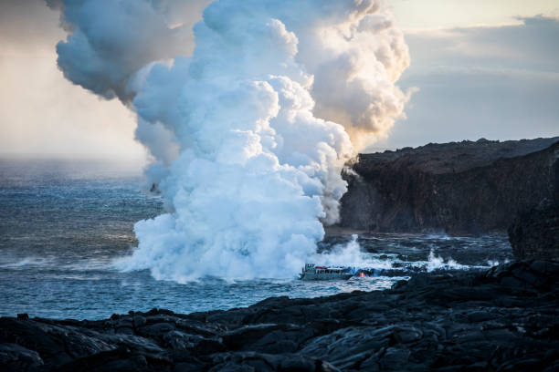 lave se déversant dans la mer causant des nuages de vapeur - geyser nature south america scenics photos et images de collection