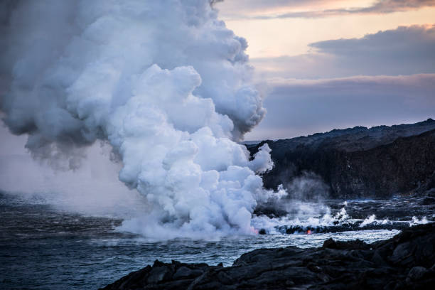 лава льется в море, вызывая паровые облака - geyser nature south america scenics стоковые фото и изображения