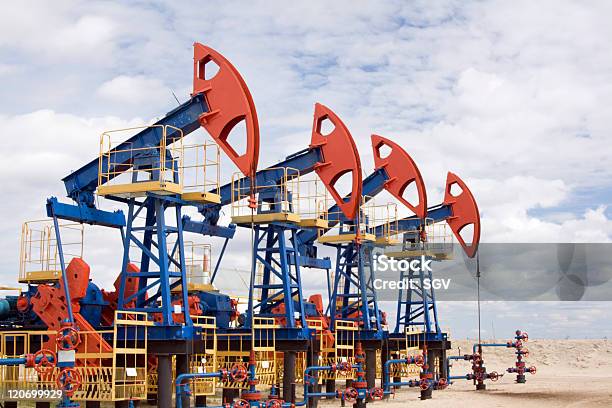 Foto de Campo Petrolífero e mais fotos de stock de Areia - Areia, Azul, Aço