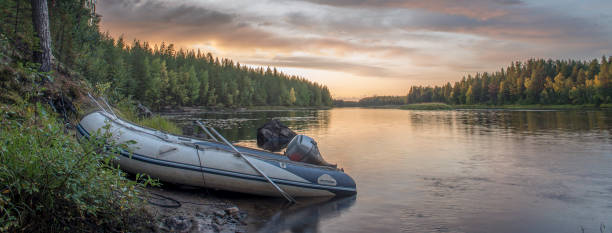 bella alba sul fiume. - karelia foto e immagini stock