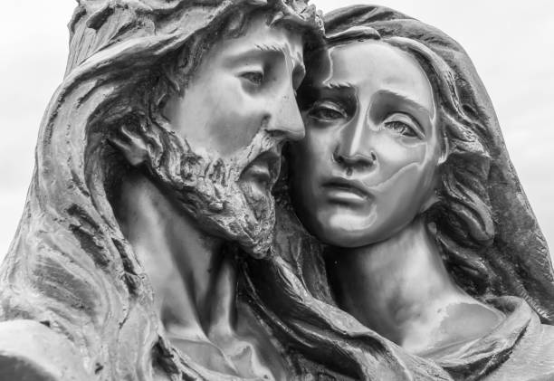 gesù e maria - jesus christ cross old statue foto e immagini stock