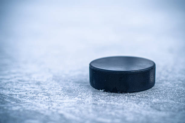 disco da hockey si trova sul primo-up neve - hockey su ghiaccio foto e immagini stock