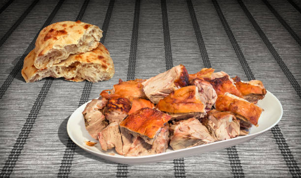 świeżo rożna pieczone plastry mięsa wieprzowego i domowe pita zakwaszone flatbread loaf serwowane na rustykalnym plisowanym papierze pergaminowe tło - spit roasted roast pork barbecue grill barbecue zdjęcia i obrazy z banku zdjęć