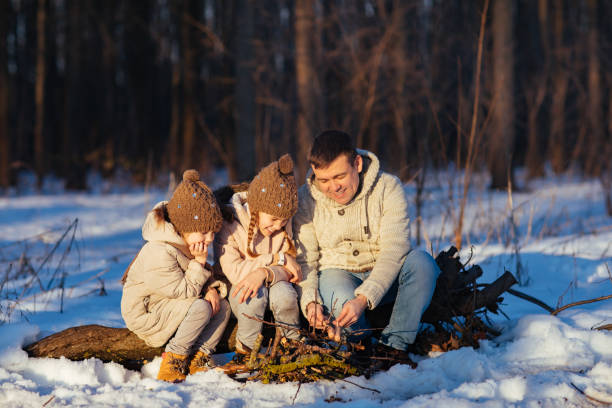 familienbraten am lagerfeuer weenies im winter - weenies stock-fotos und bilder