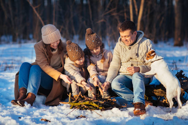 familienbraten am lagerfeuer weenies im winter - weenies stock-fotos und bilder