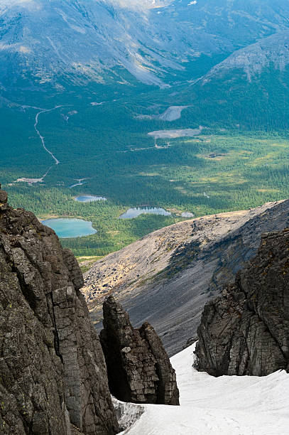 montañas valley en el norte de rusia - khibiny hibiny valley mountain fotografías e imágenes de stock