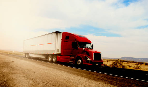 米国カリフォルニア州ルート66のトラック。 - desert road road highway california ストックフォトと画像